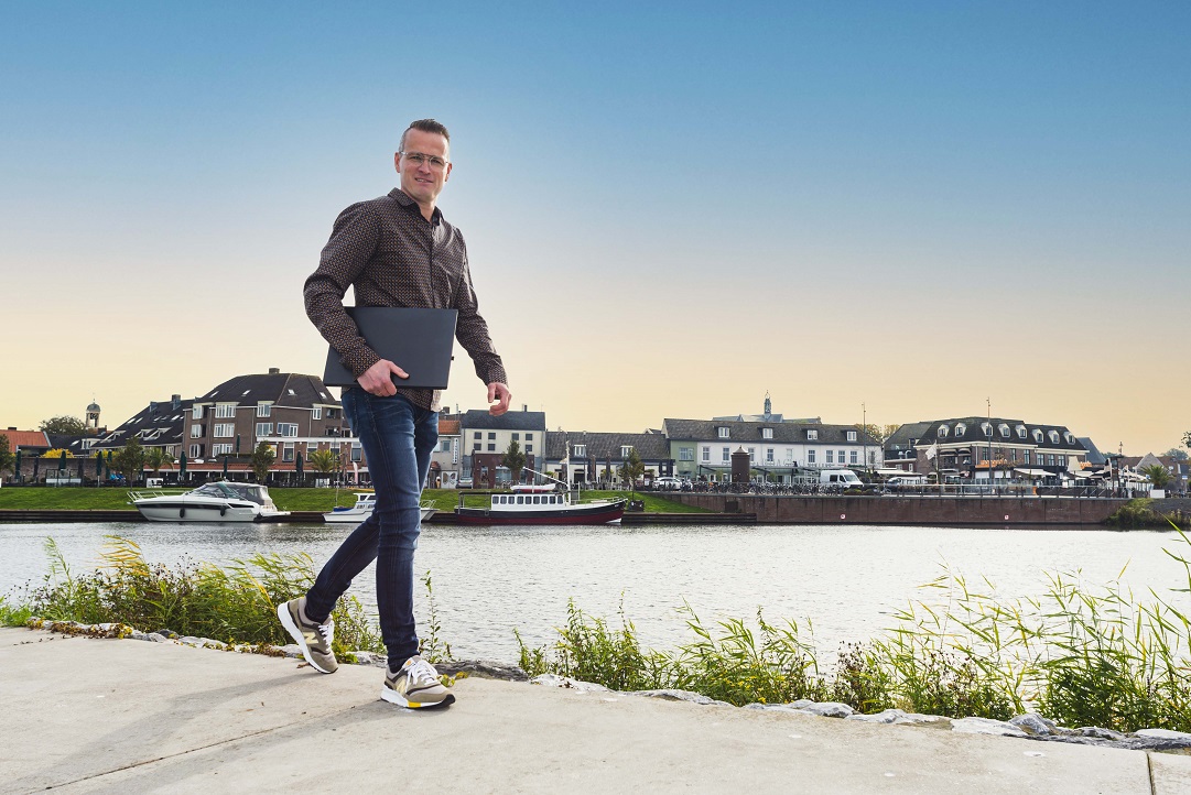 Jacco Bronkhorst, eigenaar Refreshed Webdesign, bij de haven van Harderwijk