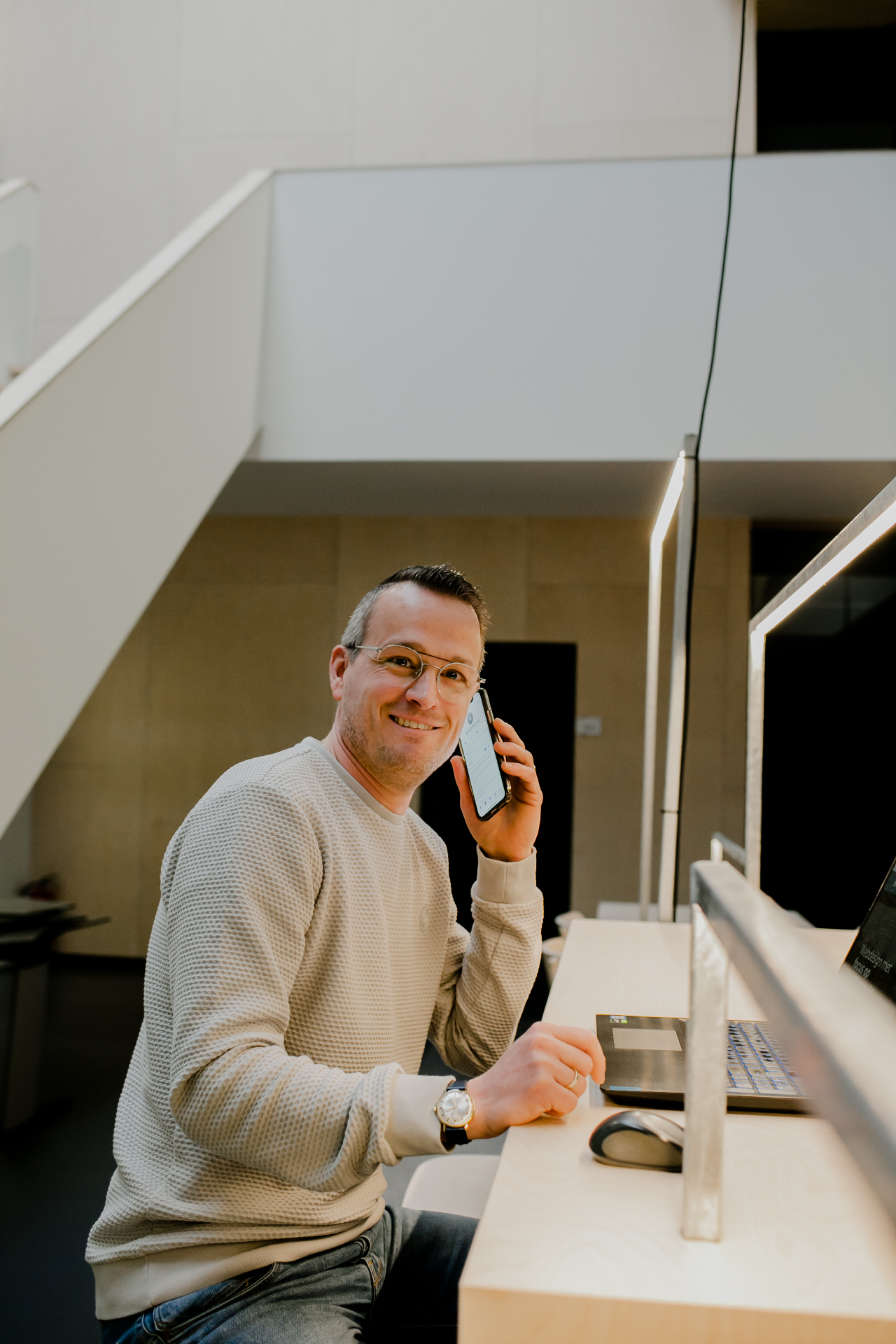Jacco van Refreshed Webdesign aan de telefoon